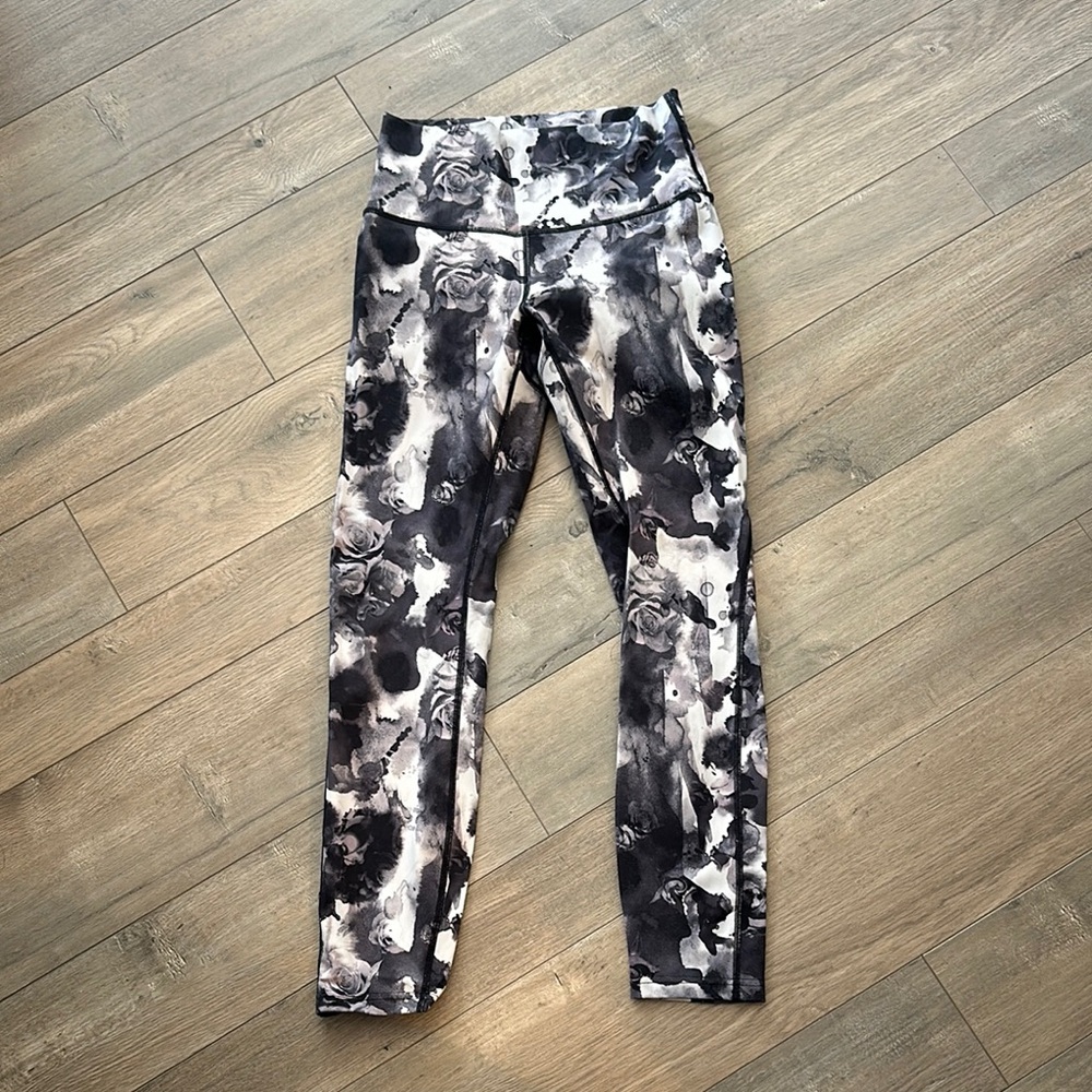 Lululemon wunder under - size 6